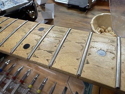 Opravy, renovace a servis hudebních strunných nástrojů