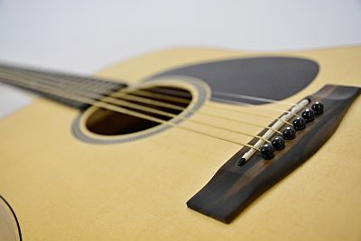 Ruční výroba elektroakustické kytary